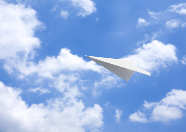 蓝天上飞翔的纸飞机图片