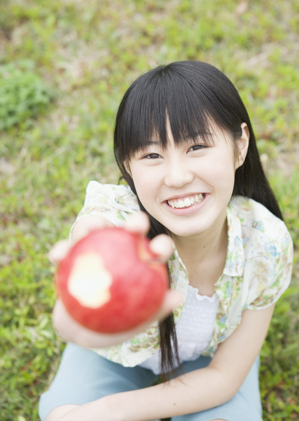 吃苹果的高中女生图片