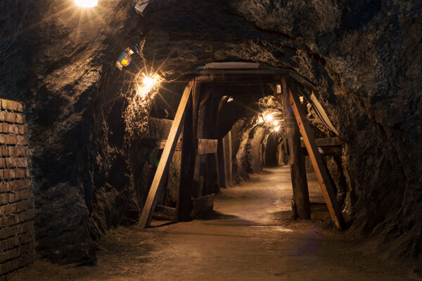 地窖洞穴风景图片
