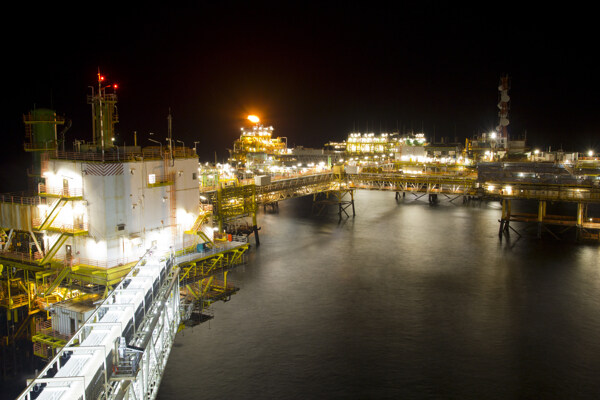 海面上的采油工业图片