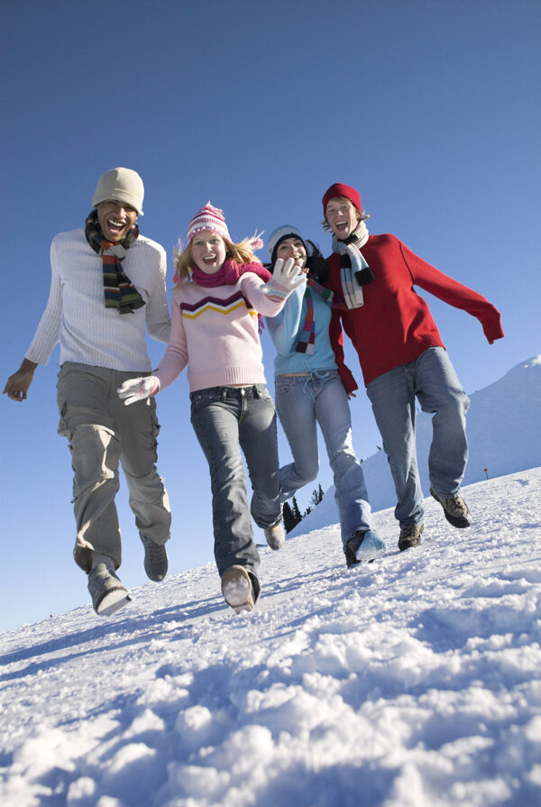 雪地上奔跑外国年轻人图片