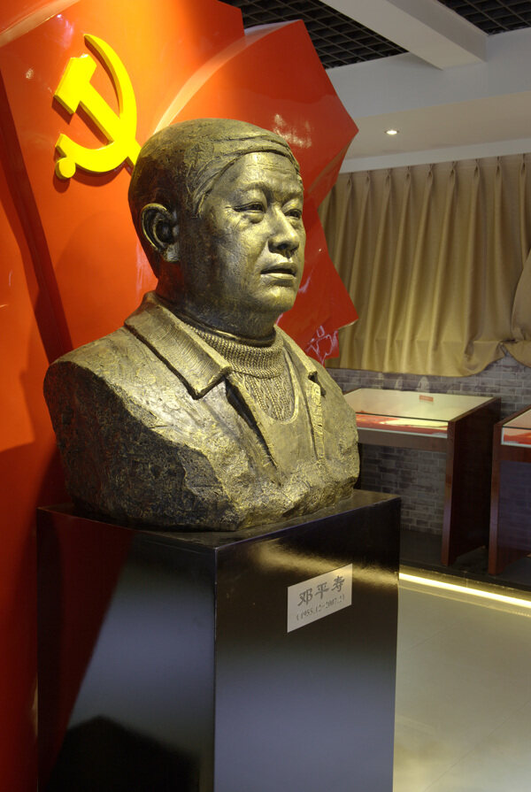 邓平寿铜像雕塑图片