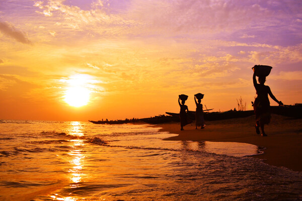 夕阳下的海边人物图片