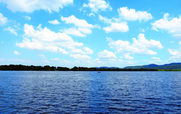 湖边蓝天图片