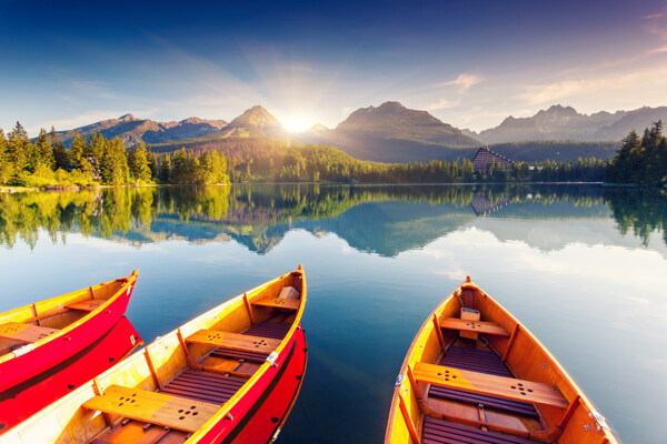 湖泊上的木船