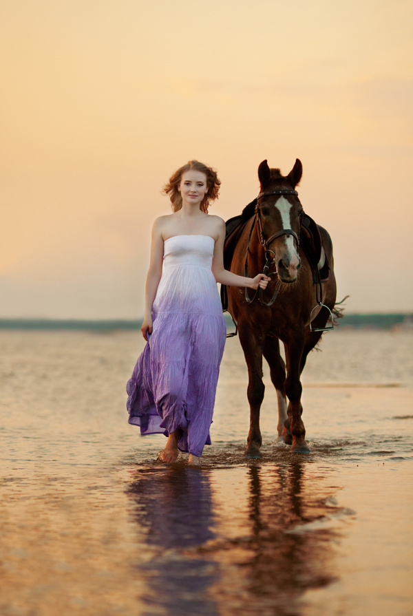 海边牵马的美女图片