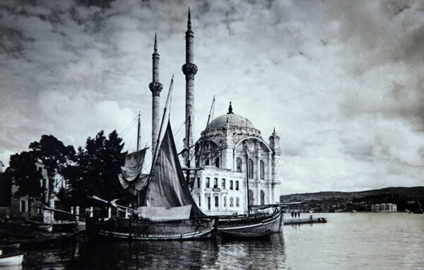 黑白清真寺与海面风景图片
