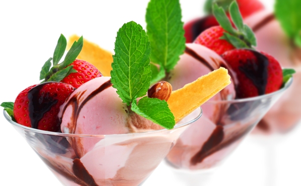 草莓冰淇淋图片