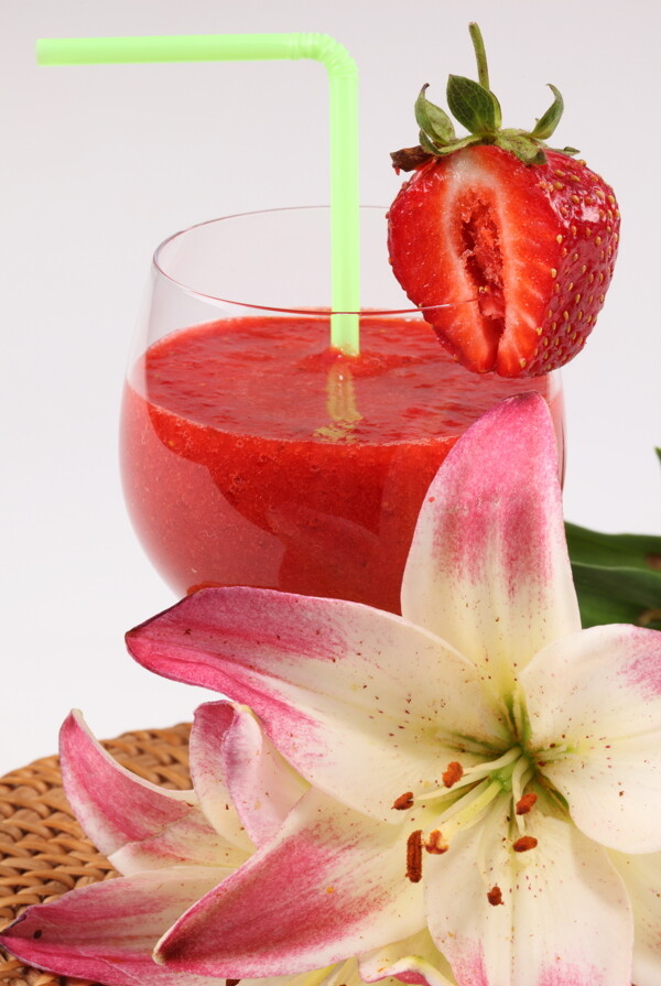 鲜花草莓汁图片