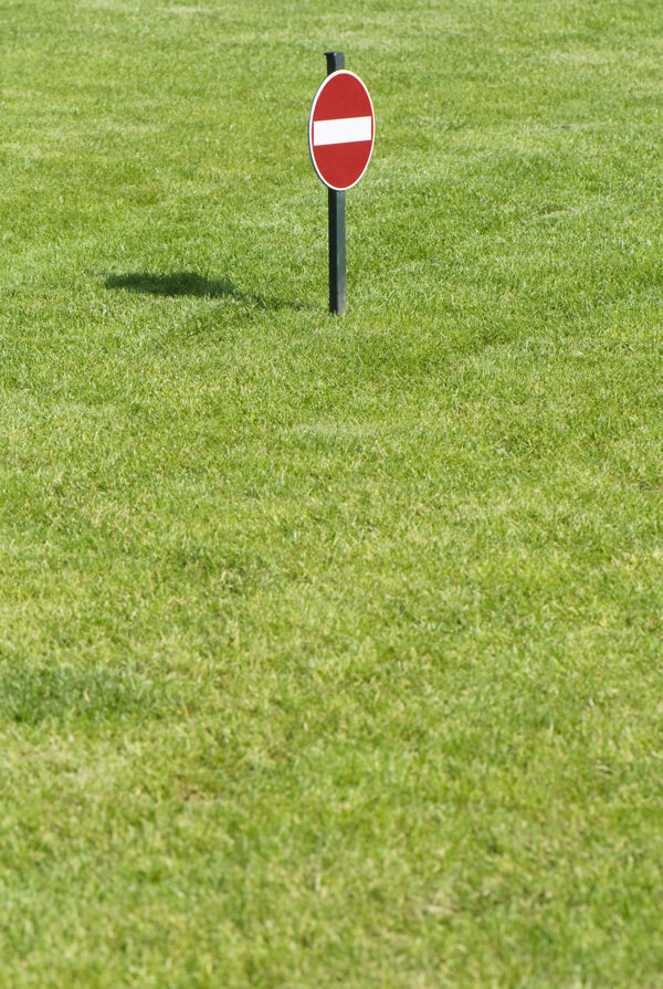 草坪上的禁止标识图片