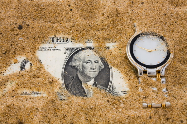 沙子里的美元与手表图片