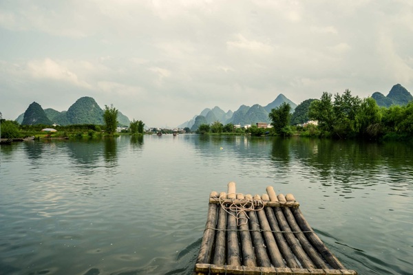 桂林湖面上的竹排