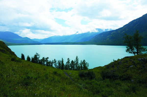 湖泊云彩风景图片