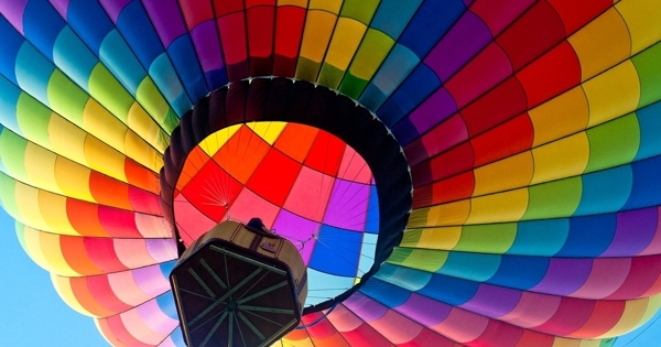 五彩热气球色彩斑斓图片