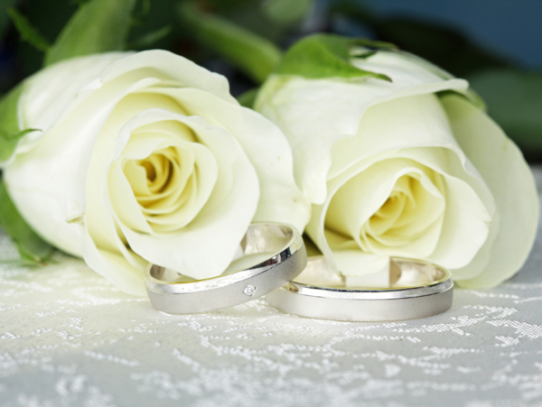 美丽玫瑰花与结婚戒指图片