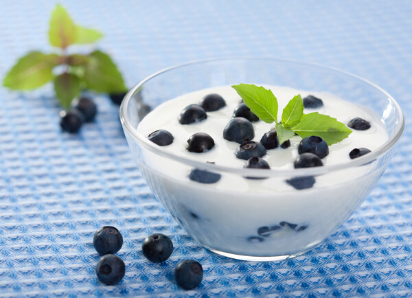 蓝莓酸奶饮品背景海报素材图片