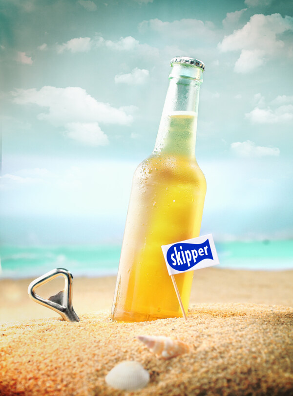 沙滩上的啤酒瓶和瓶起子