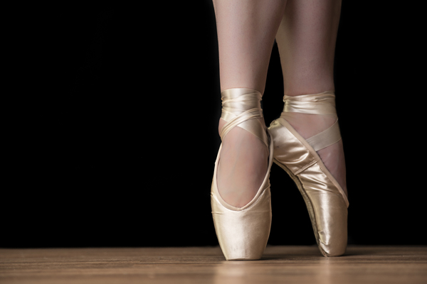 在跳舞的芭蕾舞者的脚