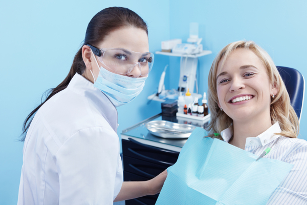 女牙医与患者图片
