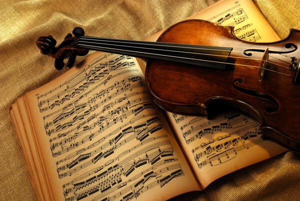 放在乐谱上的小提琴