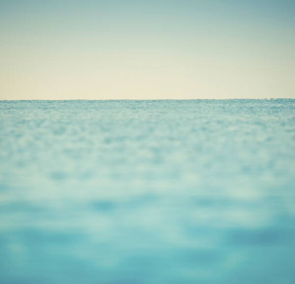 平静的海面图片