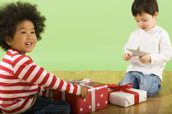 可爱儿童与圣诞礼物图片