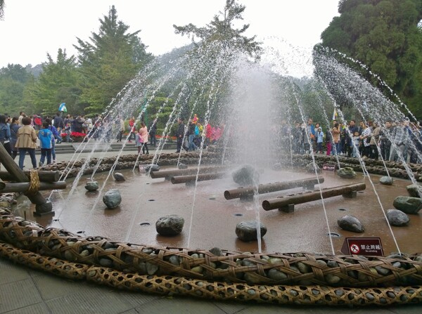 都江堰特色小喷泉图片