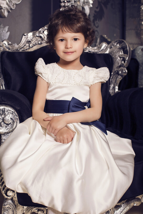 公主般的小女孩图片