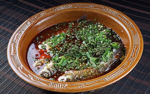 海鲜河鲜石煲焖土鲫鱼图片