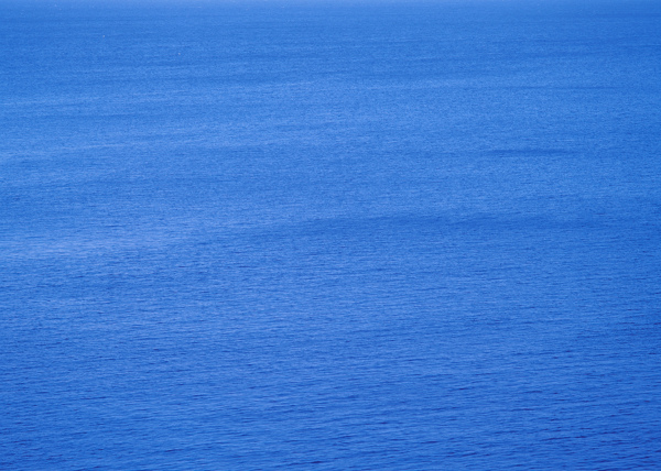 蓝天下平静的大海图片