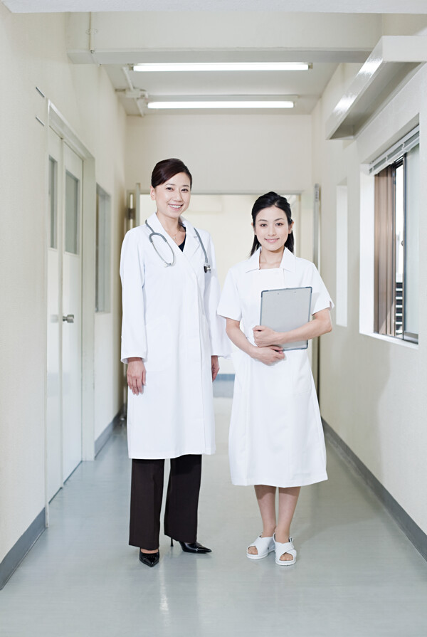 走廊里的中年女医生与护士图片