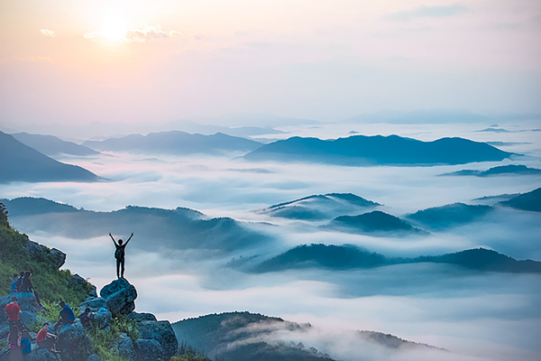 享受大自然的山景