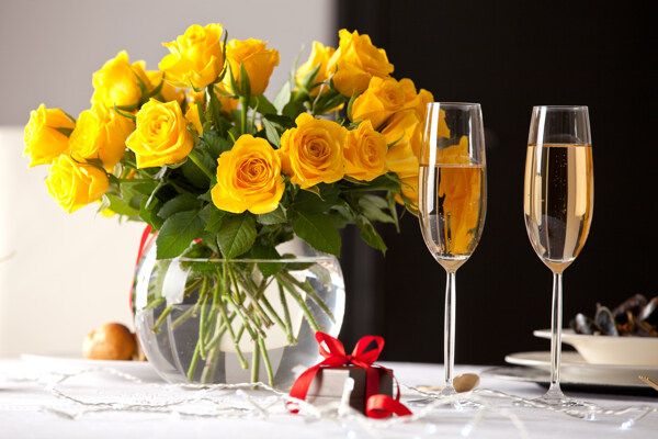 玫瑰香槟酒花瓶黄色酒杯礼物花卉