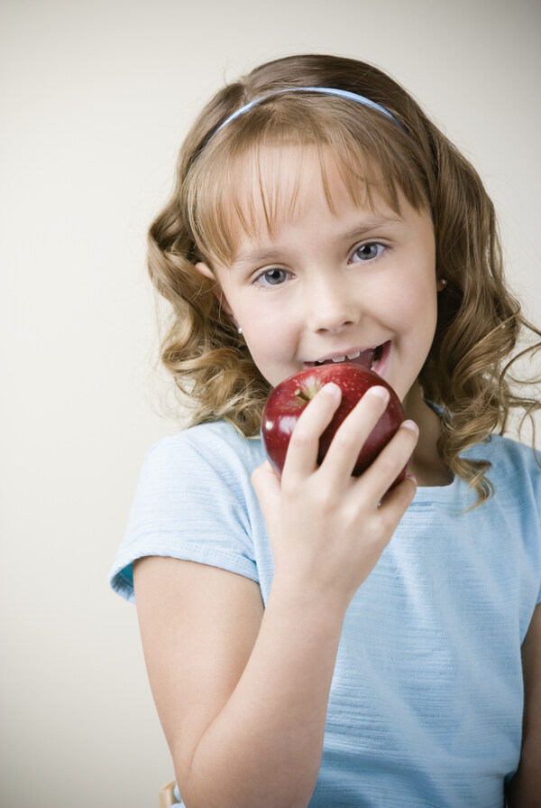 吃苹果小女孩图片