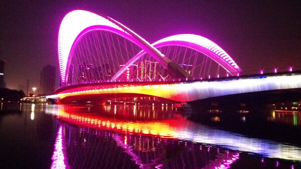 美丽灯光映衬桥