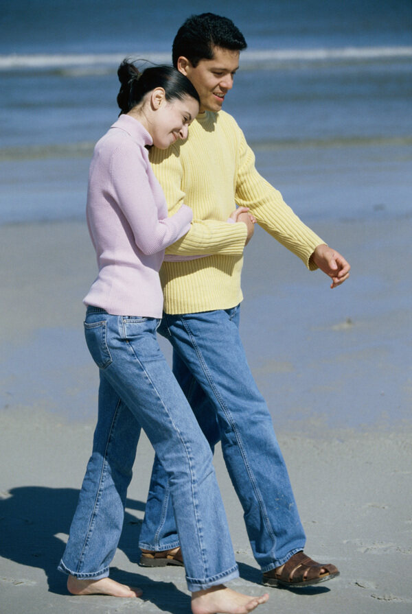 沙滩上漫步的情侣图片