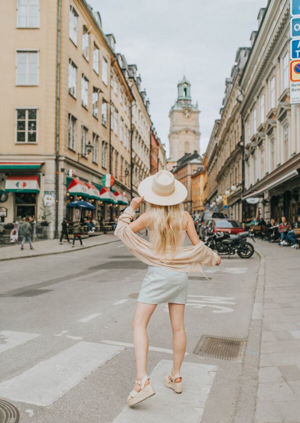 国外欧美街道上的短裙背影金发女