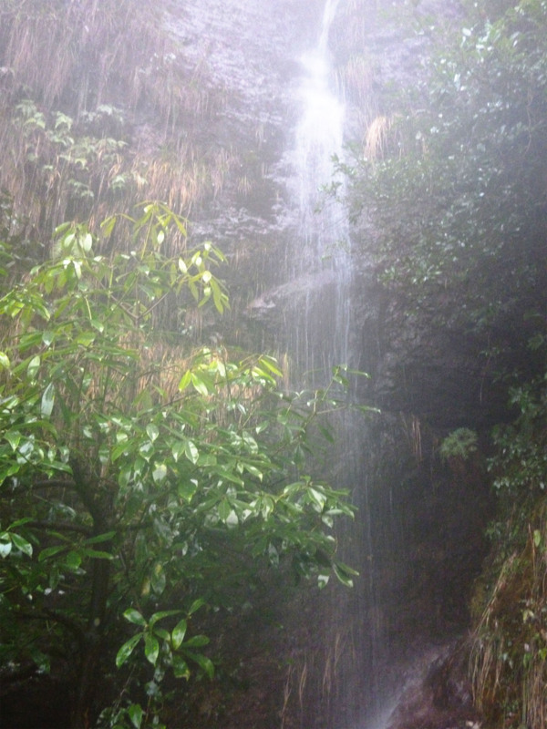 山洞瀑布风景图片