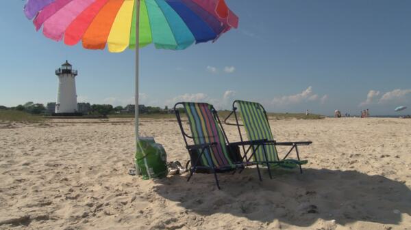 在灯塔股票视频前沙滩椅和雨伞视频免费下载
