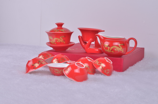 中国红瓷金龙茶具图片