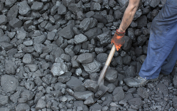 铲煤的煤矿工人