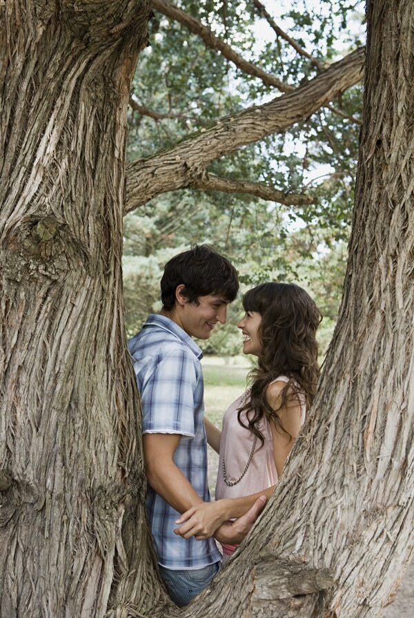 树下谈笑的外国年轻情侣图片