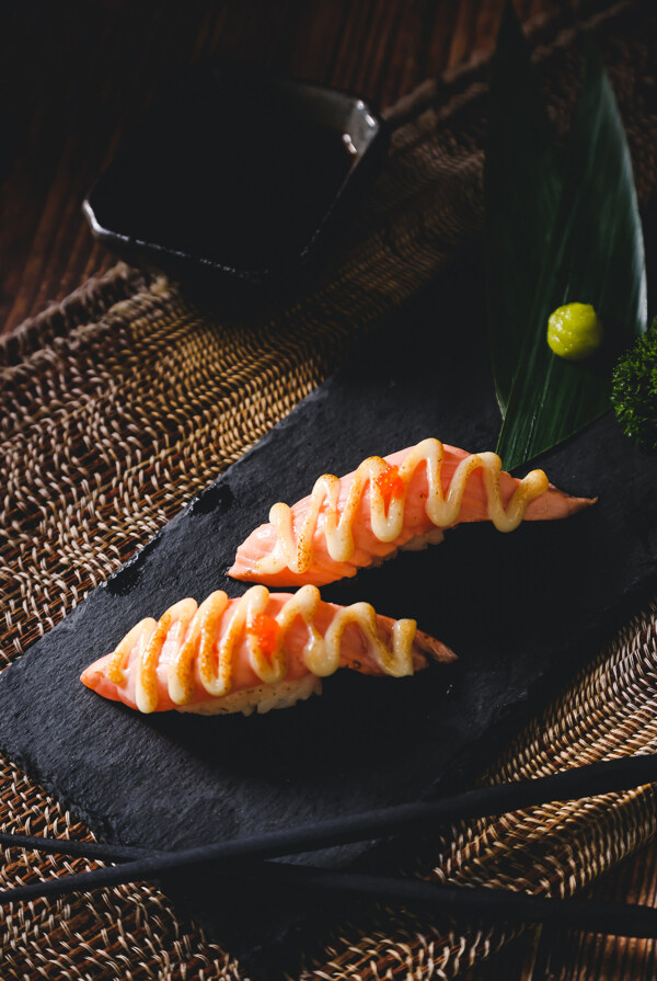 沙拉三纹鱼寿司