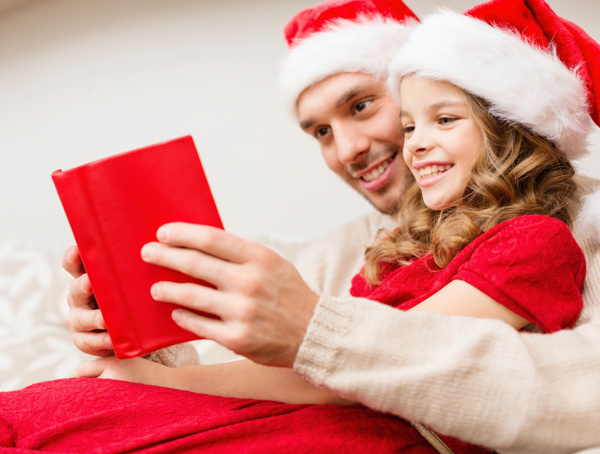 和女孩看书的圣诞装男人图片