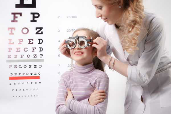 为孩子带视力眼镜的医生图片