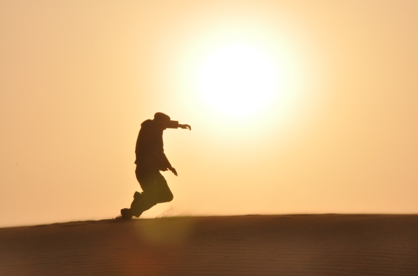 大西北沙漠人物奔跑剪影图片