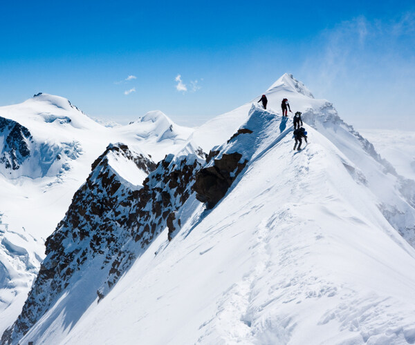 爬上雪山顶峰的冒险者图片
