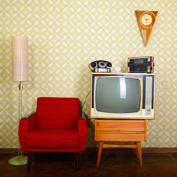 老式电视机和沙发效果图