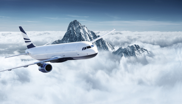 云层内的山与飞机图片
