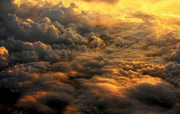 云层之上的夕阳美景一片金黄的云图片
